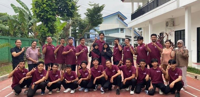 インドネシア現地の日本語学校で学ぶ学生とスタッフ｜BANK ORANG